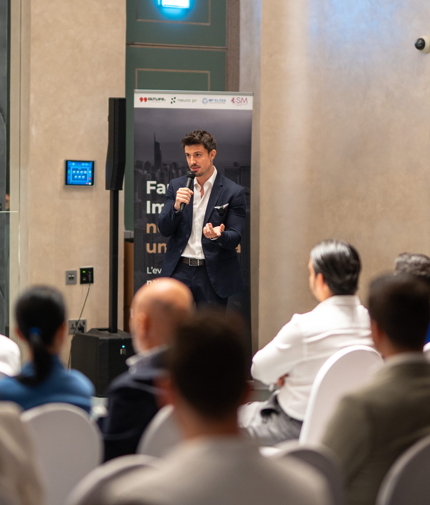 Roberto Fiori Rocco che parla a un evento AltLife